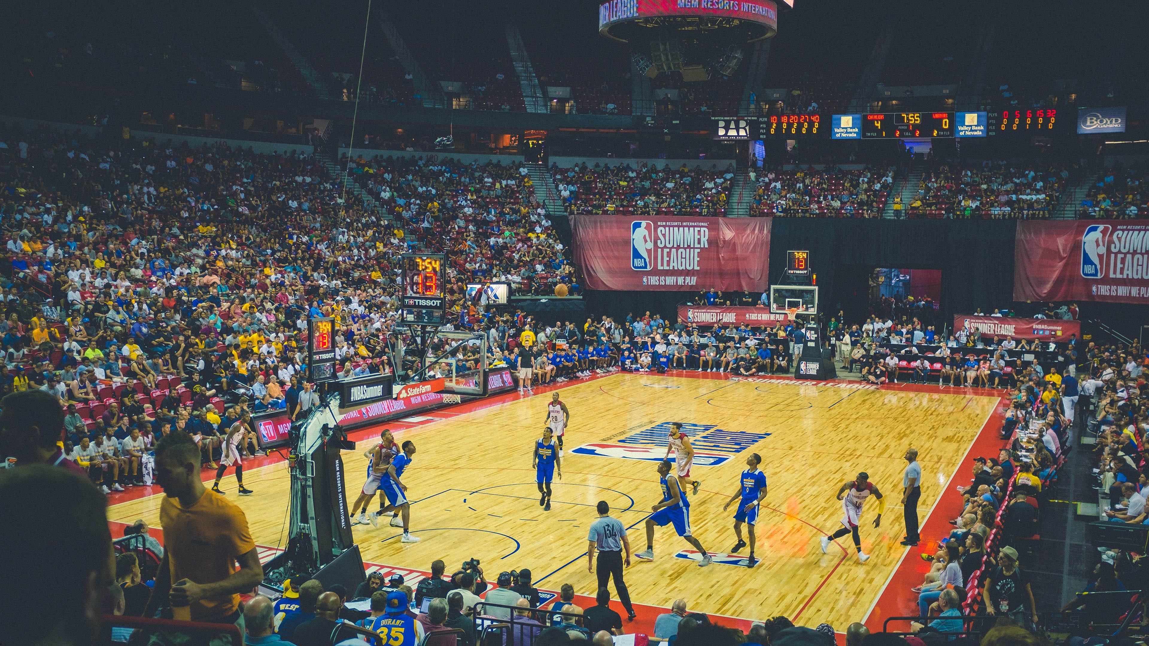 周琦左脚踝肿胀仍坚持训练 备战关键战捂嘴大笑显轻松心态